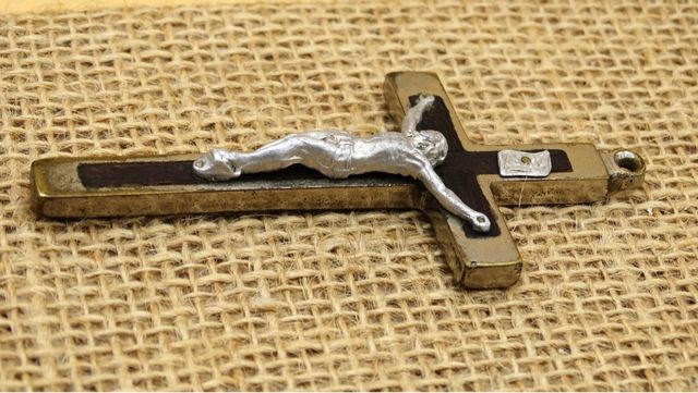 Antiguo crucifijo en bronce y madera