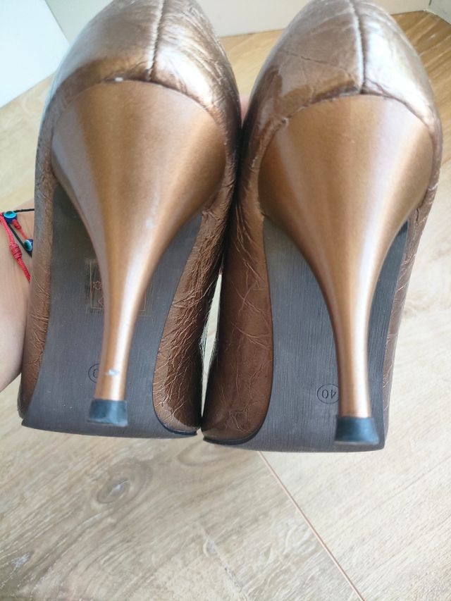 Zapatos de tacón color bronce.