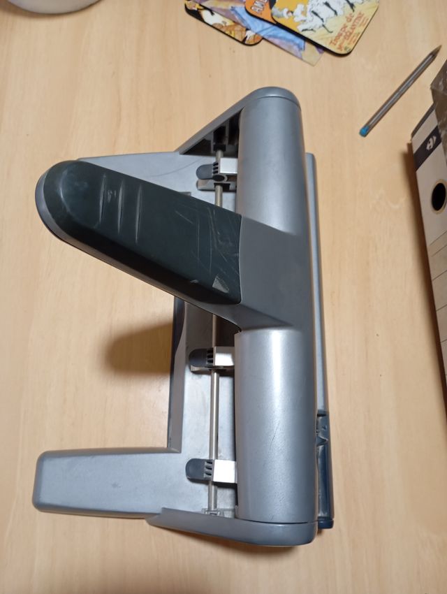 Perforadora de 4 orificios Leitz 30 hojas