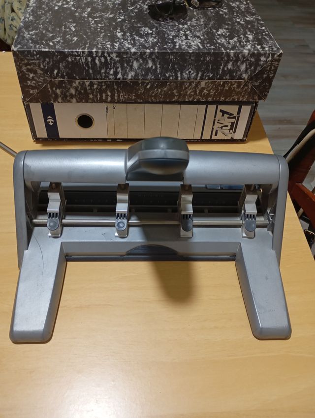 Perforadora de 4 orificios Leitz 30 hojas
