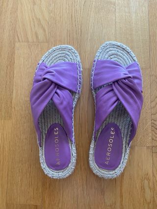 Sandalias moradas de esparto