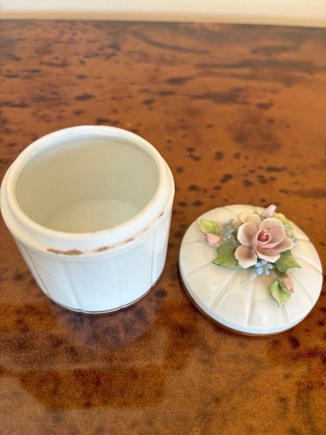 Scatolina capodimonte con coperchio