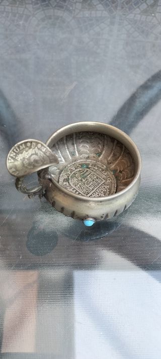 Cenicero con dos monedas 