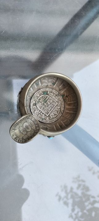 Cenicero con dos monedas 