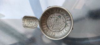 Cenicero con dos monedas 