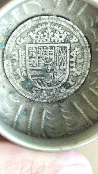 Cenicero con dos monedas 