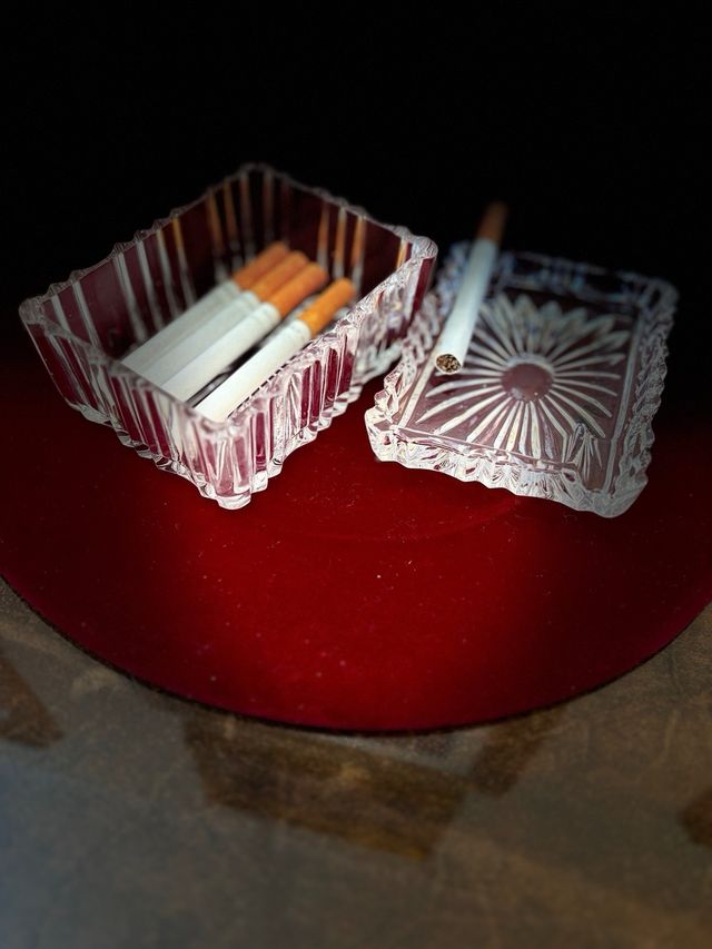 contenitore per sigarette con coperchio-posacenere