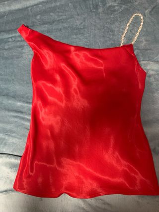 Top rojo de Zara con tirante de perlas