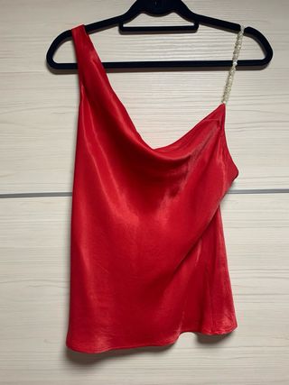 Top rojo de Zara con tirante de perlas