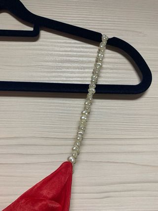 Top rojo de Zara con tirante de perlas