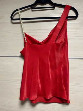Top rojo de Zara con tirante de perlas