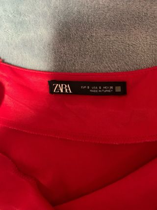 Top rojo de Zara con tirante de perlas