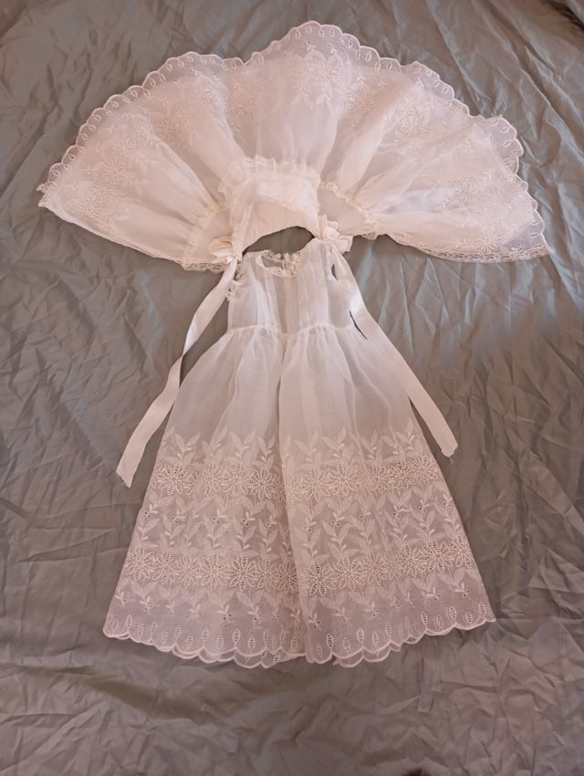 Antiguo traje de cristianar con capota.