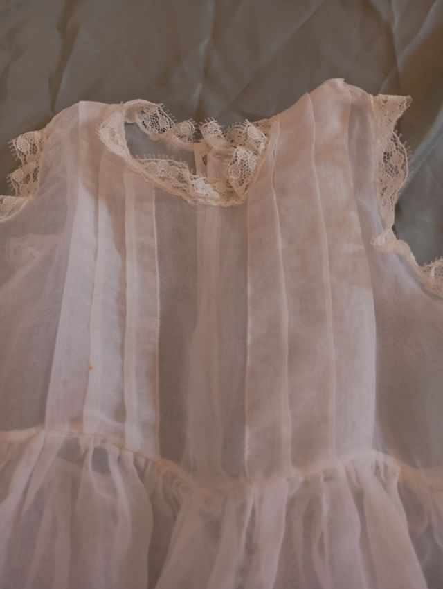 Antiguo traje de cristianar con capota.