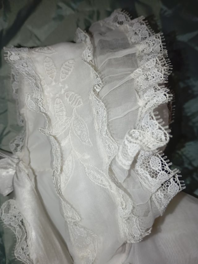 Antiguo traje de cristianar con capota.