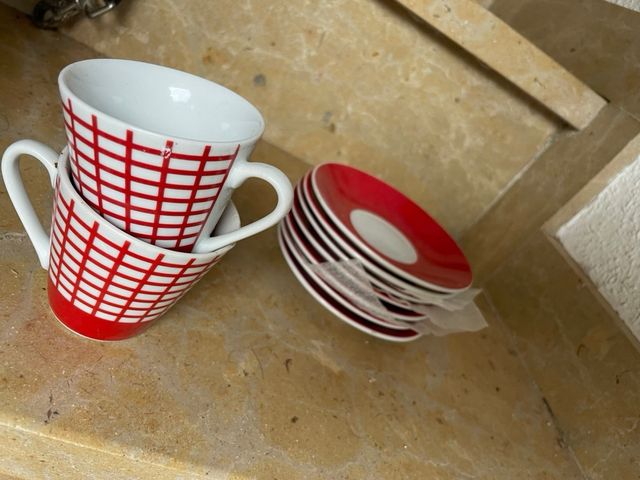 Tres tazas de cafe y seis platitos 