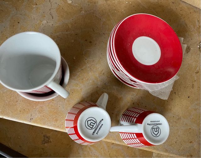 Tres tazas de cafe y seis platitos 