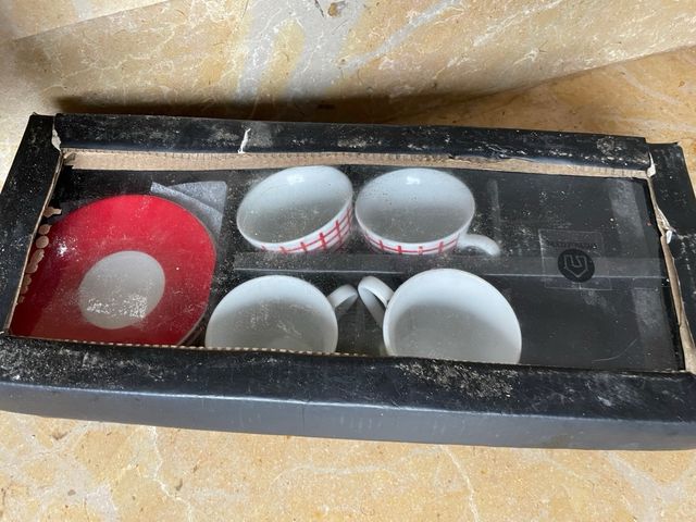 Tres tazas de cafe y seis platitos 