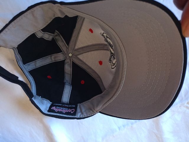 Un berretto del marchio Captivating