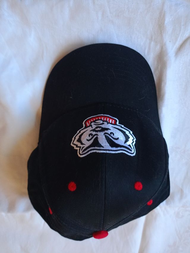 Un berretto del marchio Captivating