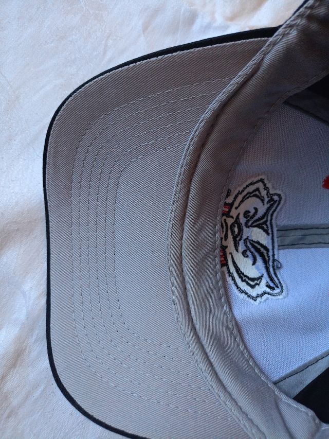 Un berretto del marchio Captivating