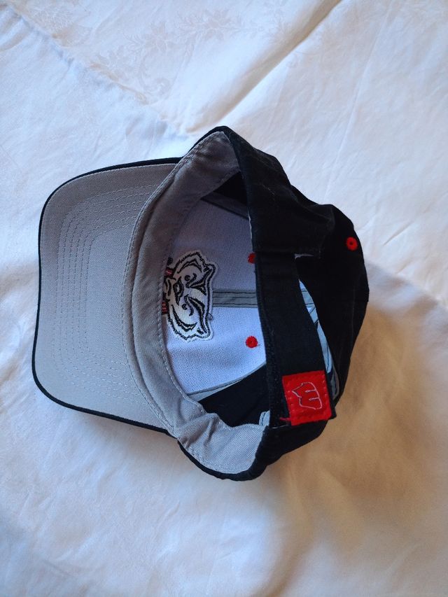 Un berretto del marchio Captivating