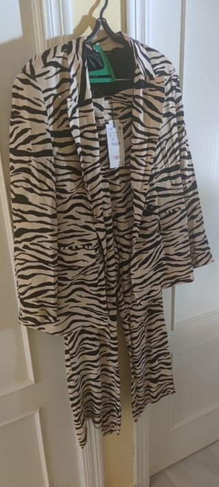 Conjunto chaqueta y pantalón estampado