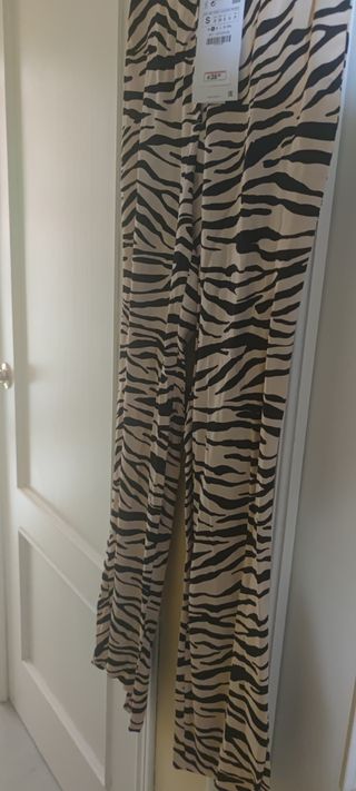 Conjunto chaqueta y pantalón estampado