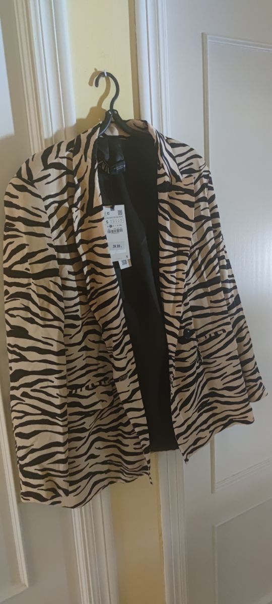 Conjunto chaqueta y pantalón estampado