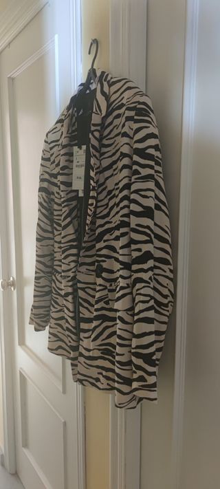 Conjunto chaqueta y pantalón estampado