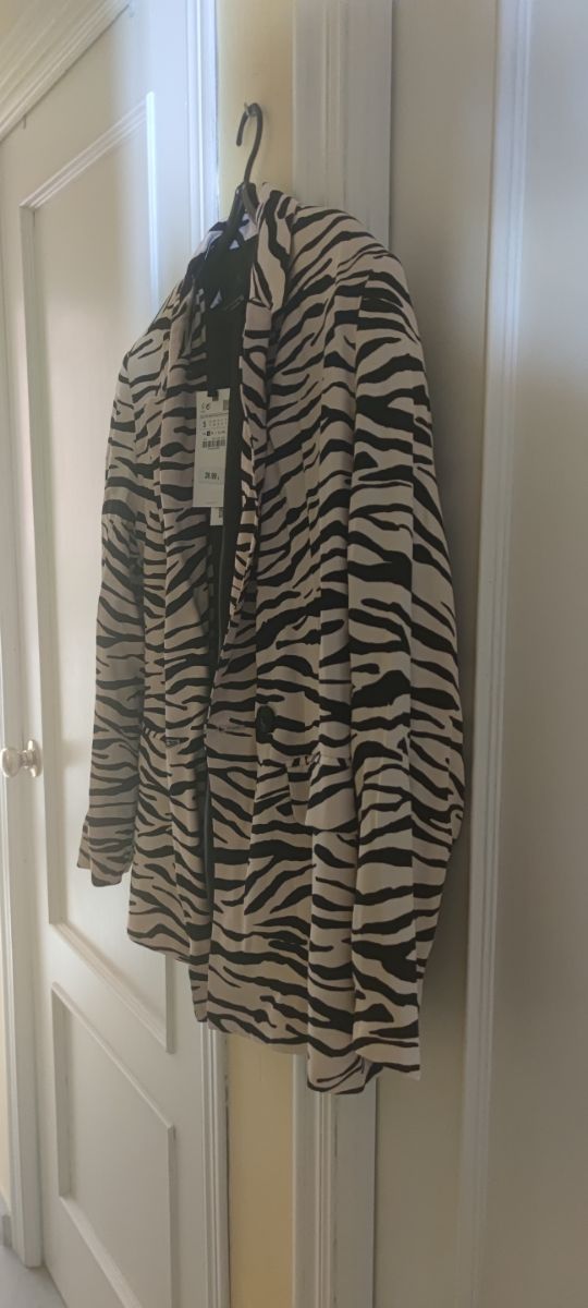 Conjunto chaqueta y pantalón estampado