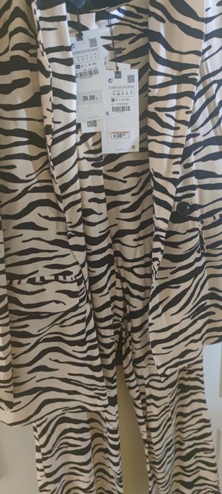 Conjunto chaqueta y pantalón estampado