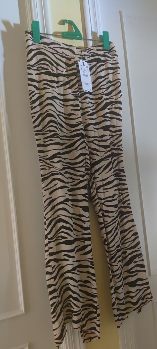 Conjunto chaqueta y pantalón estampado