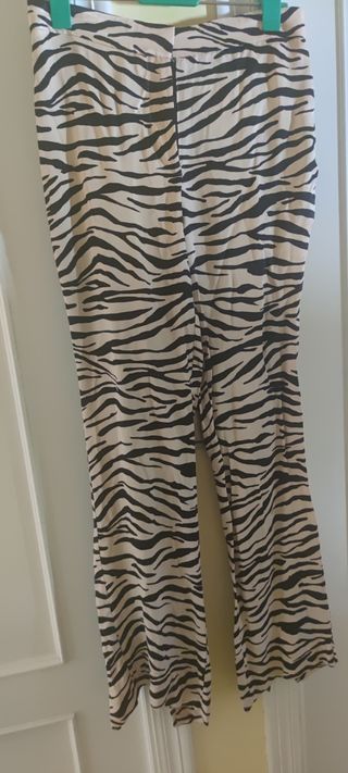 Conjunto chaqueta y pantalón estampado