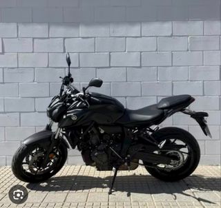 Yamaha mt07 color negro