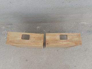 Pareja de cajones de pino, macizos, resistentes