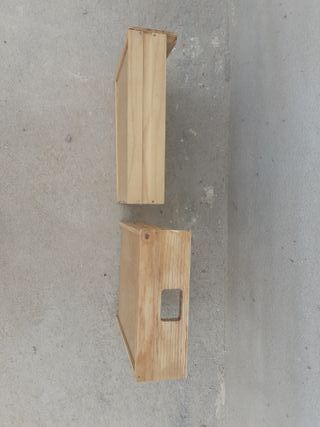 Pareja de cajones de pino, macizos, resistentes