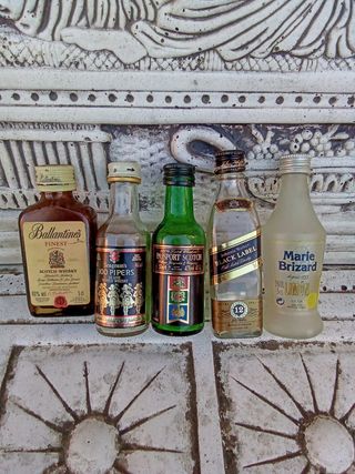 COLLEZIONE DI 30 BOTTIGLIE DI LIQUORI