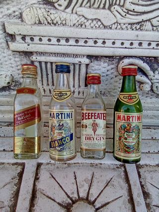 COLLEZIONE DI 30 BOTTIGLIE DI LIQUORI