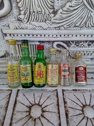 COLLEZIONE DI 30 BOTTIGLIE DI LIQUORI