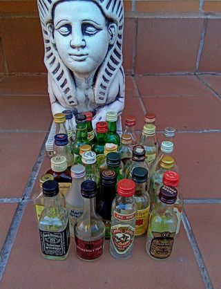 COLLEZIONE DI 30 BOTTIGLIE DI LIQUORI