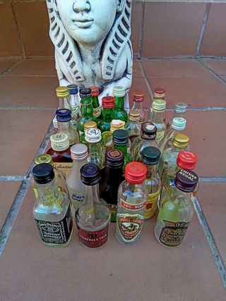 COLLEZIONE DI 30 BOTTIGLIE DI LIQUORI