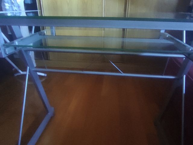 Mesa escritorio cristal con porta teclado.