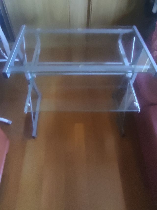 Mesa escritorio cristal con porta teclado.