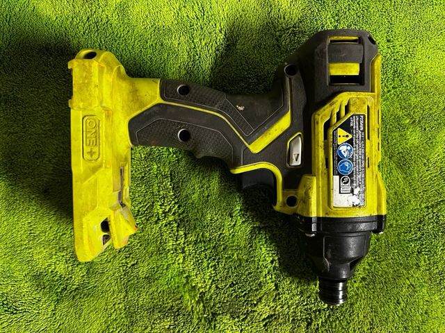 Atornillador de impacto. Se vende sin baterias. 