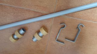 Barra cortina extensible con soportes y terminales