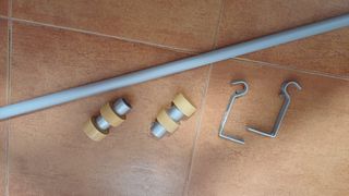 Barra cortina extensible con soportes y terminales