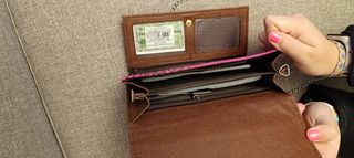 Cartera, con asa y cadena para llevar colgada