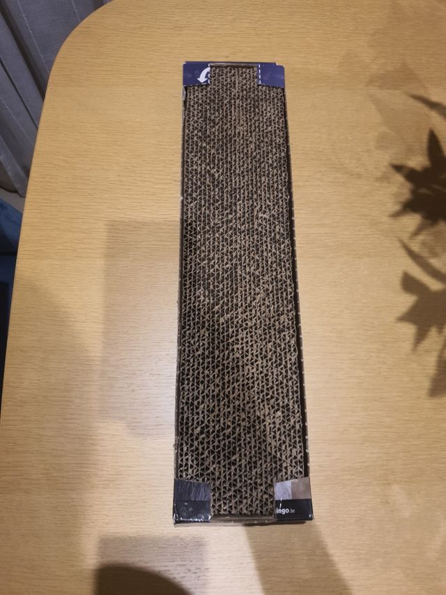 RASCADOR GATO de cartón con catnip.