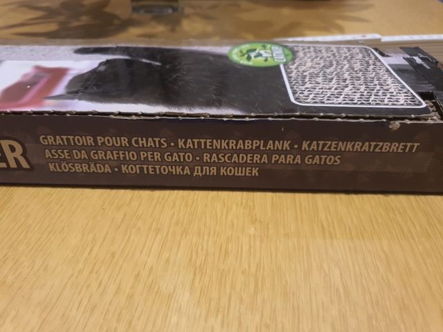 RASCADOR GATO de cartón con catnip.
